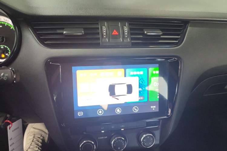 Used Skoda Octavia 2022 1.5L Automatic Comfort Edition Audio And AC Panel