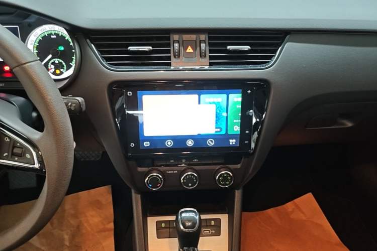 Used Skoda Octavia 2022 1.5L Automatic Comfort Edition Audio And AC Panel