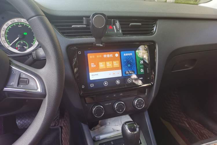Used Skoda Octavia 2022 1.5L Automatic Comfort Edition Audio And AC Panel