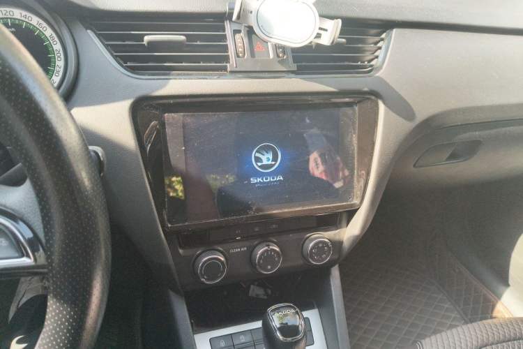 Used Skoda Octavia 2022 1.5L Automatic Comfort Edition Audio And AC Panel