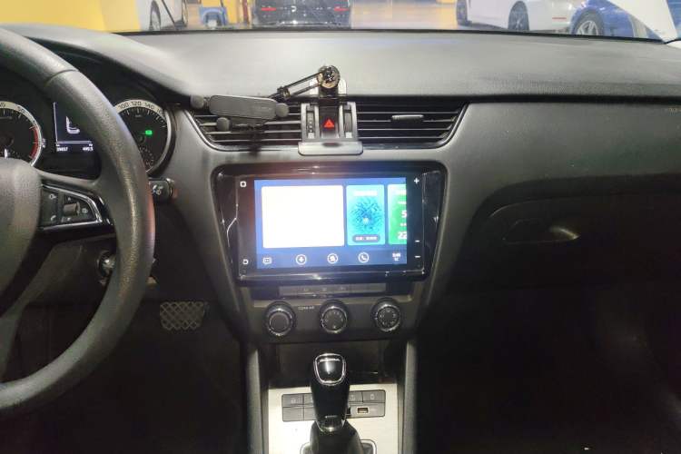 Used Skoda Octavia 2022 1.5L Automatic Comfort Edition Audio And AC Panel