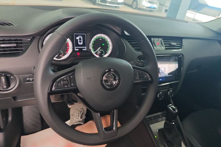 Used Skoda Octavia 2022 1.5L Automatic Comfort Edition Center Console