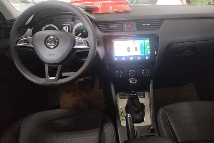 Used Skoda Octavia 2022 1.5L Automatic Comfort Edition Center Console