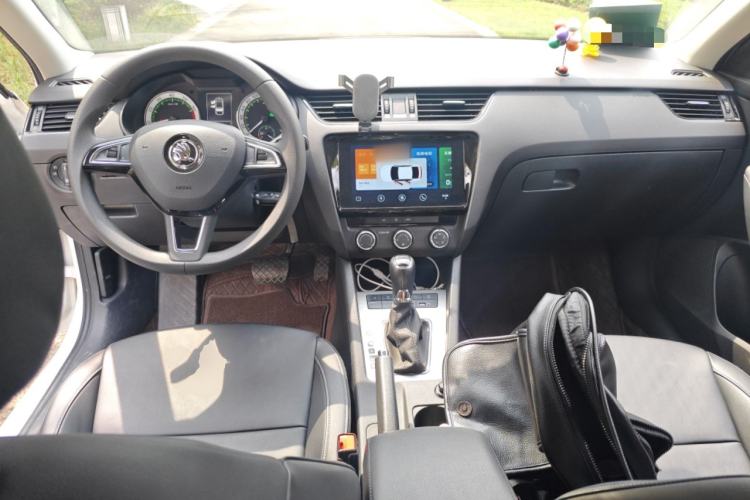 Used Skoda Octavia 2022 1.5L Automatic Comfort Edition Center Console