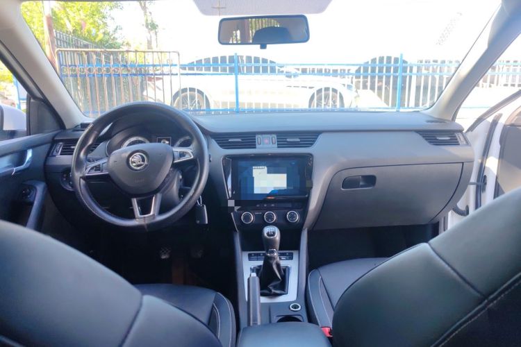 Used Skoda Octavia 2022 1.5L Manual Comfort Edition Center Console