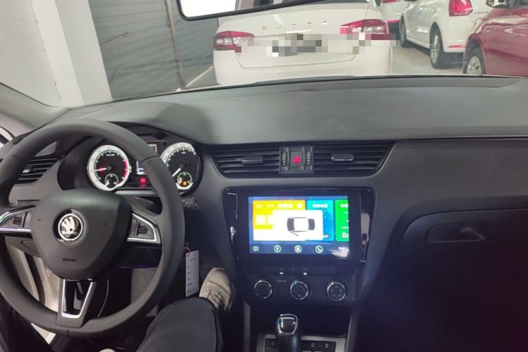 Used Skoda Octavia 2022 1.5L Automatic Comfort Edition Center Console