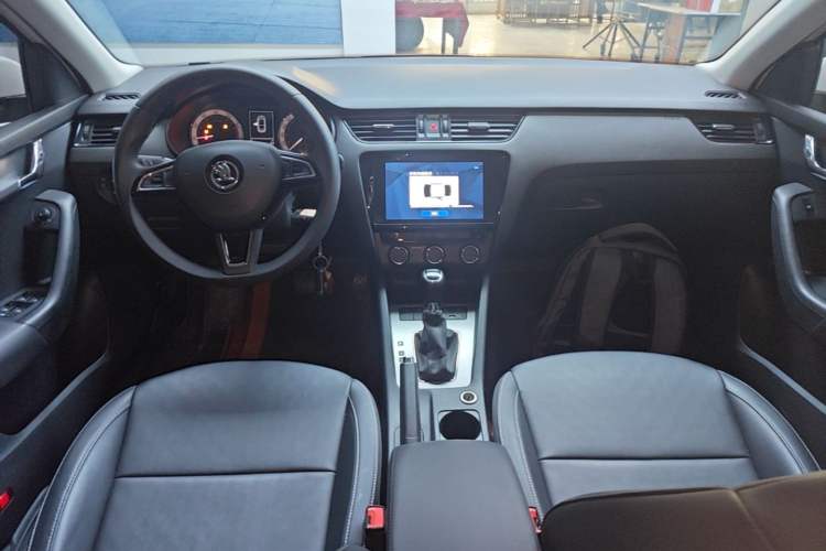 Used Skoda Octavia 2022 1.5L Automatic Comfort Edition Center Console