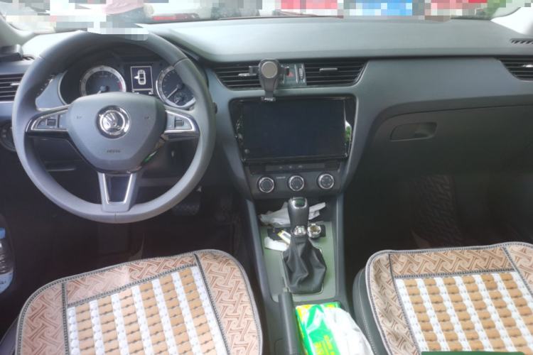 Used Skoda Octavia 2022 1.5L Automatic Comfort Edition Center Console