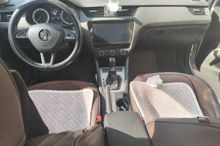 Used Skoda Octavia 2022 1.5L Automatic Comfort Edition Center Console