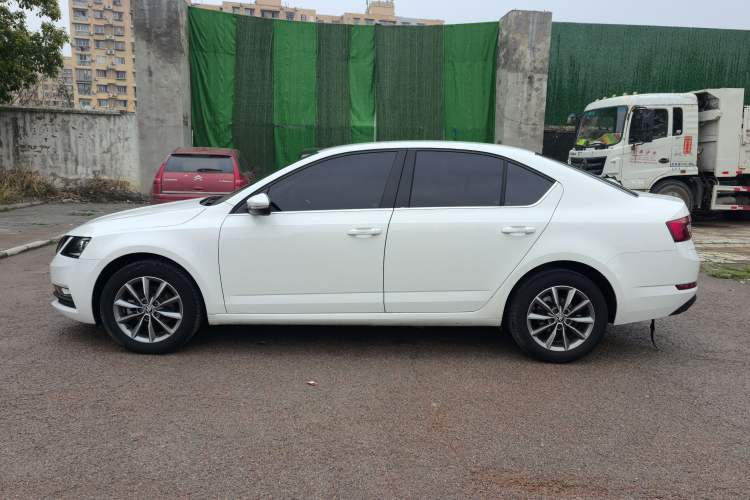 Used Skoda Octavia 2022 1.5L Automatic Comfort Edition Exterior 6