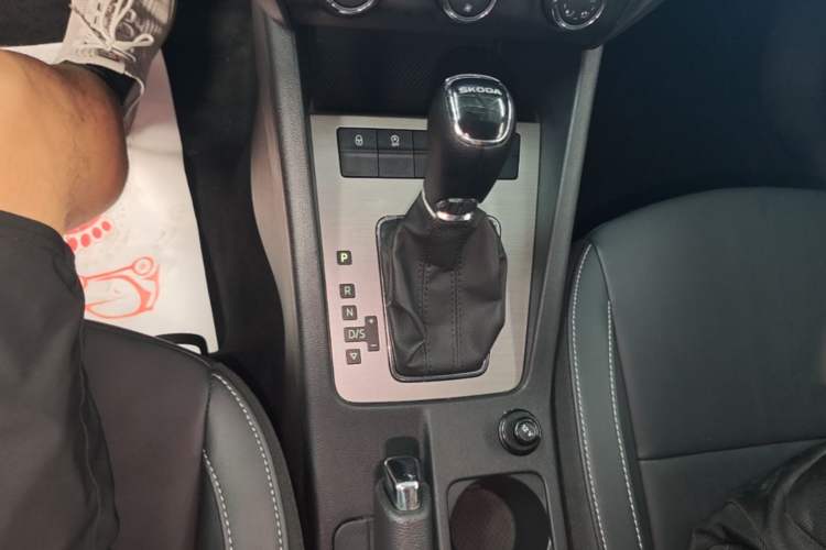 Used Skoda Octavia 2022 1.5L Automatic Comfort Edition Gear Lever