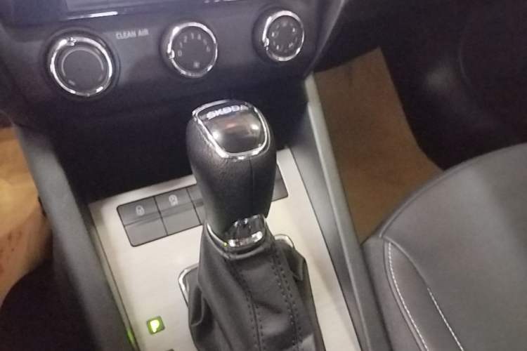 Used Skoda Octavia 2022 1.5L Automatic Comfort Edition Gear Lever