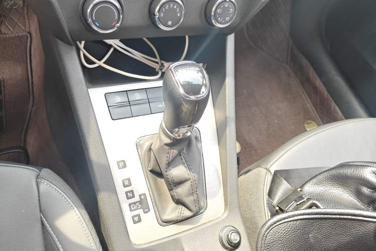 Used Skoda Octavia 2022 1.5L Automatic Comfort Edition Gear Lever