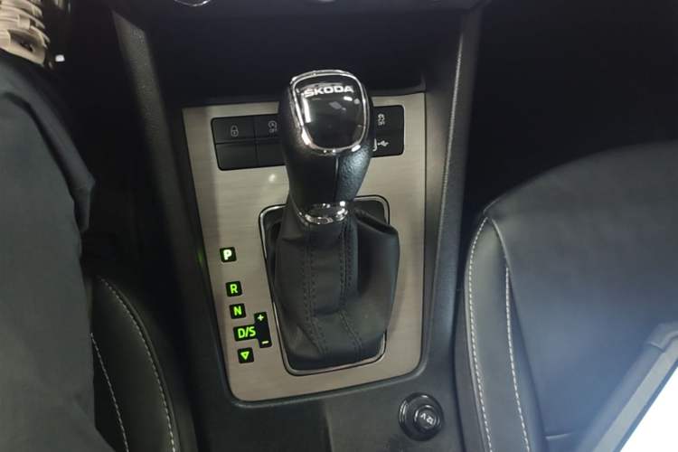 Used Skoda Octavia 2022 1.5L Automatic Comfort Edition Gear Lever