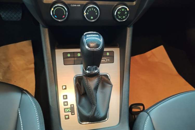 Used Skoda Octavia 2022 1.5L Automatic Comfort Edition Gear Lever