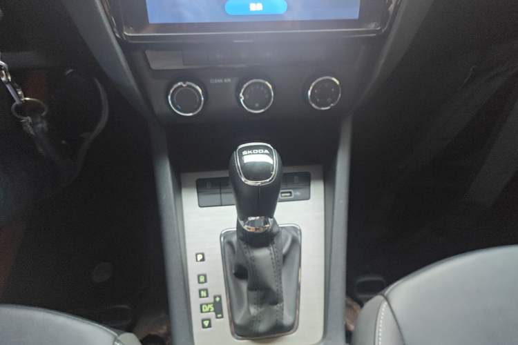Used Skoda Octavia 2022 1.5L Automatic Comfort Edition Gear Lever