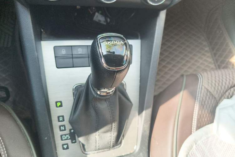 Used Skoda Octavia 2022 1.5L Automatic Comfort Edition Gear Lever