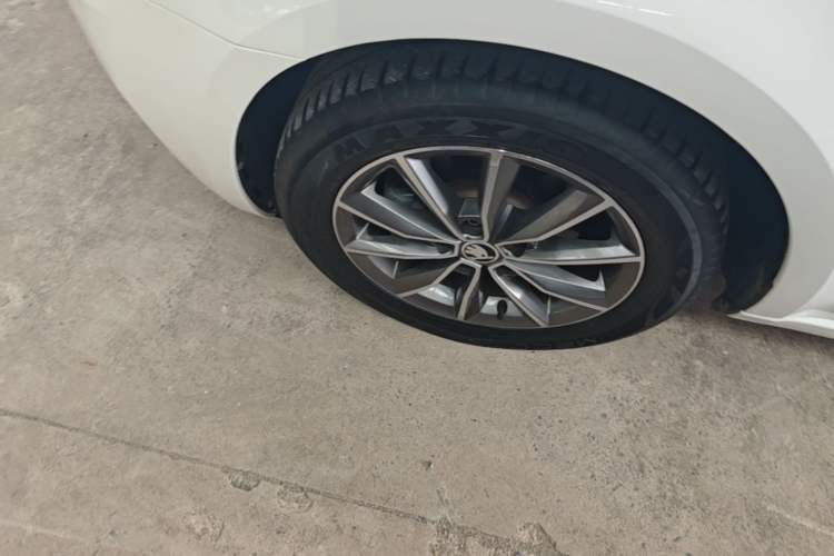Used Skoda Octavia 2022 1.5L Automatic Comfort Edition Left Front Wheel Hub