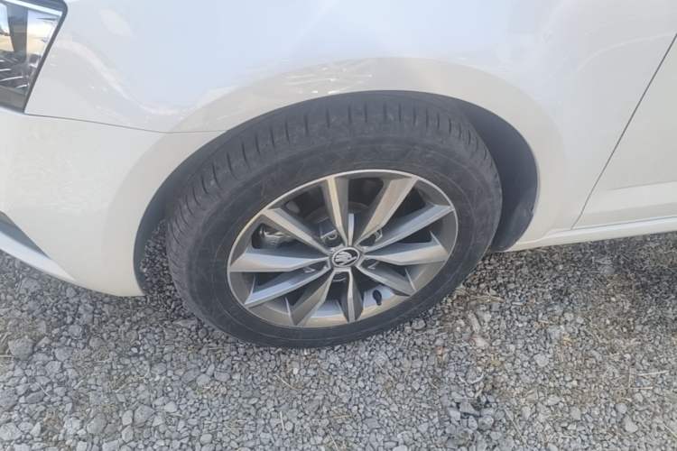 Used Skoda Octavia 2022 1.5L Automatic Comfort Edition Left Front Wheel Hub