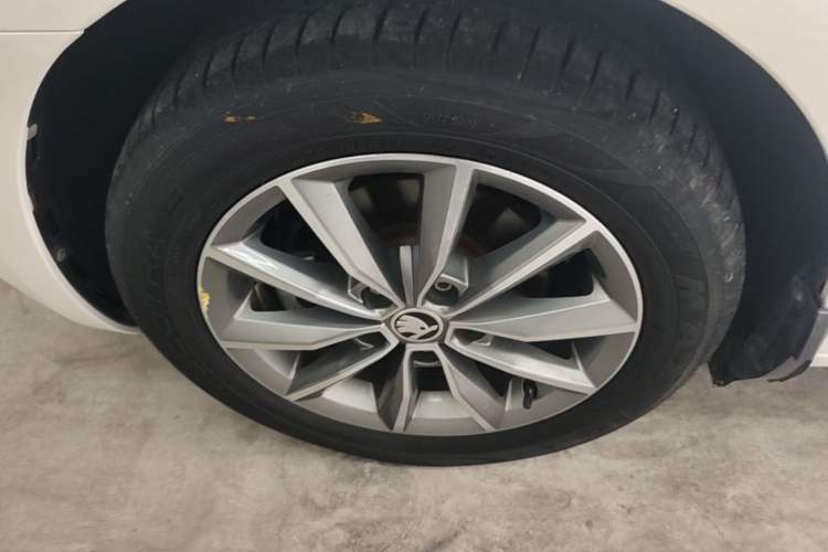 Used Skoda Octavia 2022 1.5L Automatic Comfort Edition Left Front Wheel Hub