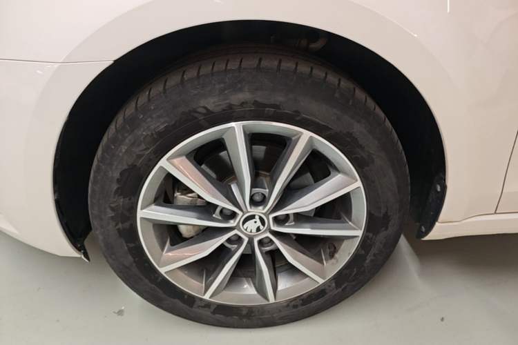 Used Skoda Octavia 2022 1.5L Automatic Comfort Edition Left Front Wheel Hub