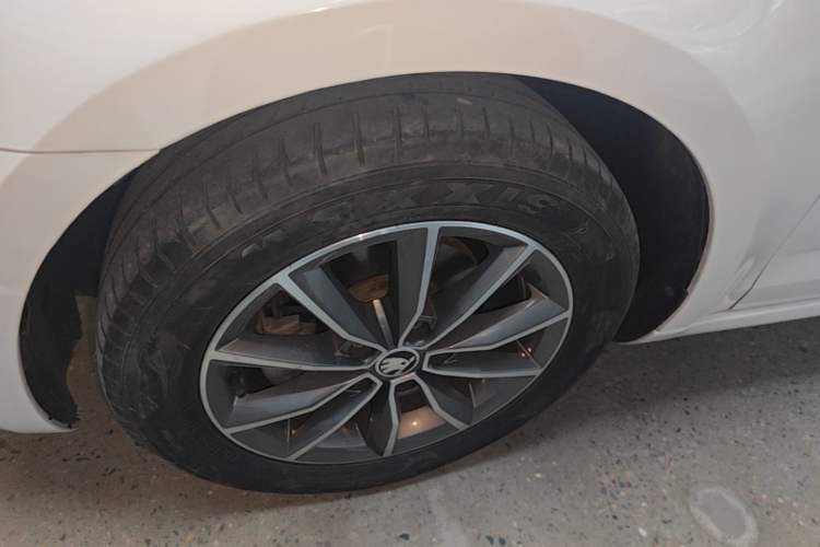 Used Skoda Octavia 2022 1.5L Automatic Comfort Edition Left Front Wheel Hub