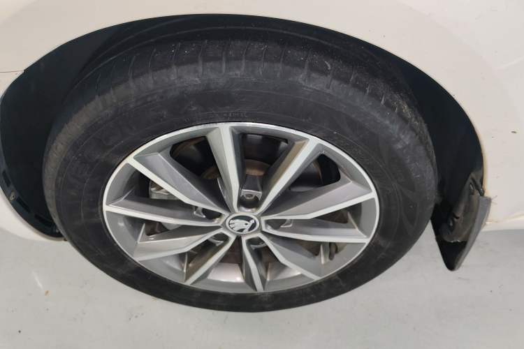 Used Skoda Octavia 2022 1.5L Automatic Comfort Edition Left Front Wheel Hub