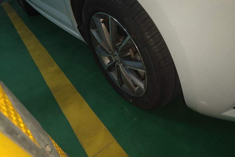 Used Skoda Octavia 2022 1.5L Automatic Comfort Edition Right Front Wheel Hub