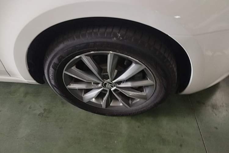 Used Skoda Octavia 2022 1.5L Automatic Comfort Edition Right Front Wheel Hub