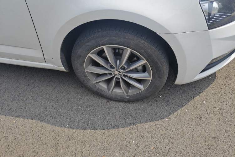 Used Skoda Octavia 2022 1.5L Automatic Comfort Edition Right Front Wheel Hub