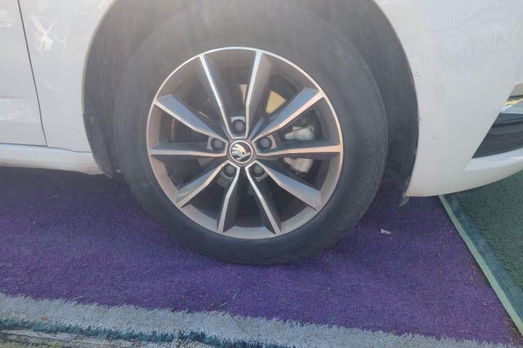 Used Skoda Octavia 2022 1.5L Manual Comfort Edition Right Front Wheel Hub
