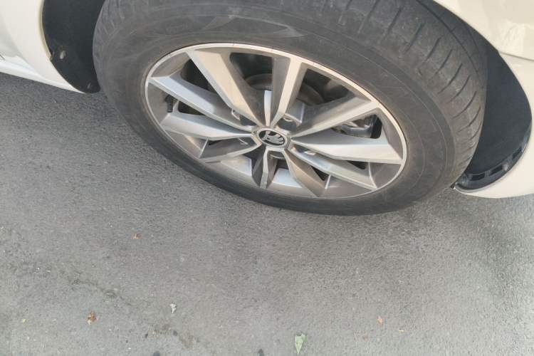 Used Skoda Octavia 2022 1.5L Automatic Comfort Edition Right Front Wheel Hub