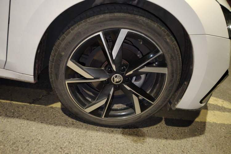 Used Skoda Octavia 2022 PRO TSI280 Luxury Edition Right Front Wheel Hub