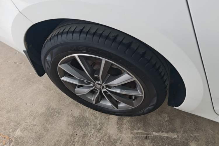 Used Skoda Octavia 2022 1.5L Automatic Comfort Edition Right Rear Wheel Hub