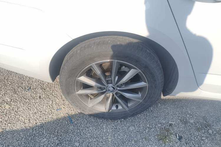 Used Skoda Octavia 2022 1.5L Automatic Comfort Edition Right Rear Wheel Hub