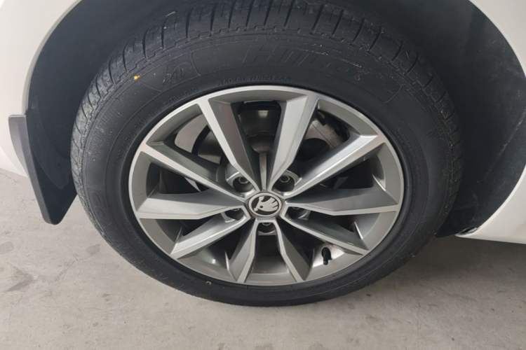 Used Skoda Octavia 2022 1.5L Automatic Comfort Edition Right Rear Wheel Hub