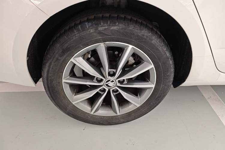 Used Skoda Octavia 2022 1.5L Automatic Comfort Edition Right Rear Wheel Hub