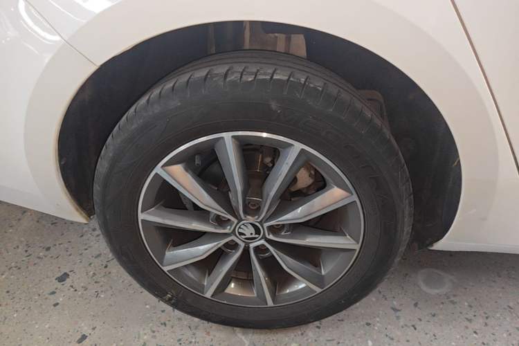 Used Skoda Octavia 2022 1.5L Automatic Comfort Edition Right Rear Wheel Hub
