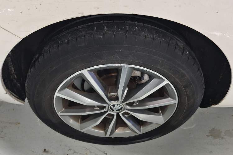Used Skoda Octavia 2022 1.5L Automatic Comfort Edition Right Rear Wheel Hub