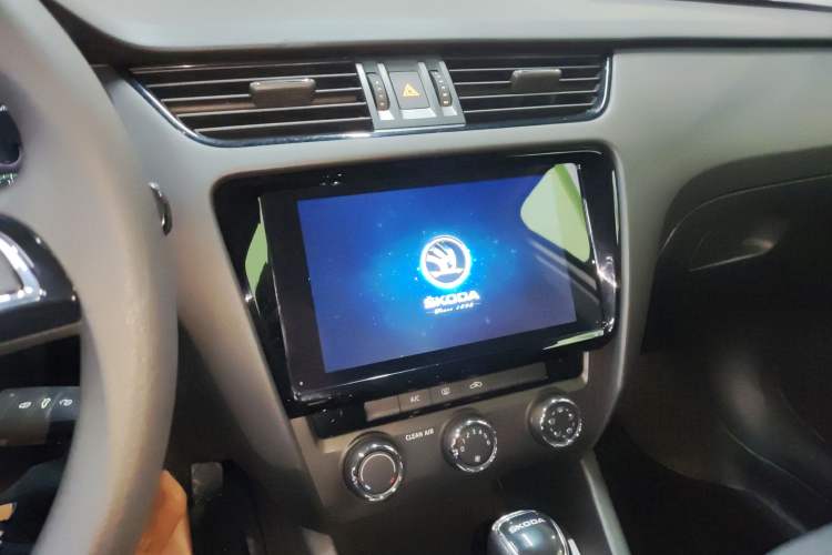 Used Skoda Octavia 2022 1.5L Automatic Comfort Edition Audio And AC Panel