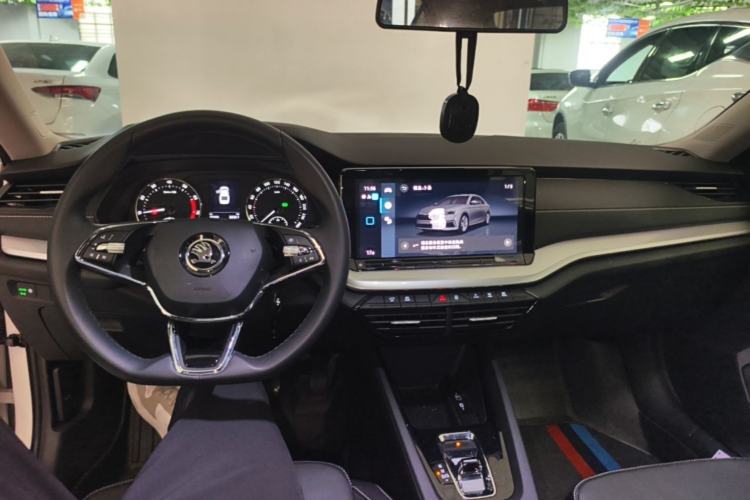 Used Skoda Octavia 2023 Facelifted PRO TSI280 Prestige Edition Center Console