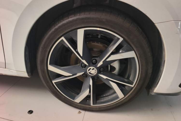 Used Skoda Octavia 2023 Facelifted PRO TSI280 Prestige Edition Left Front Wheel Hub