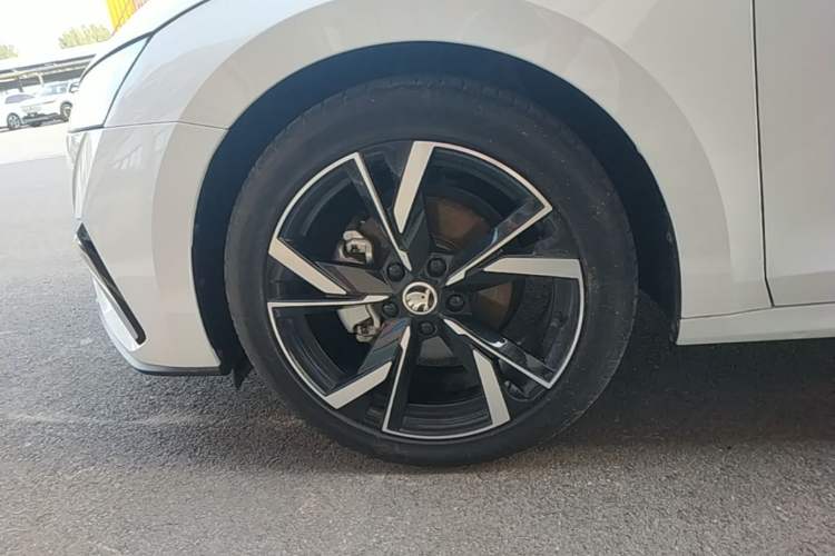 Used Skoda Octavia 2023 Facelifted PRO TSI280 Prestige Edition Left Front Wheel Hub