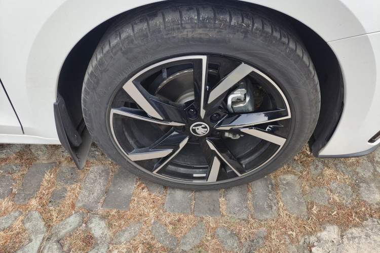 Used Skoda Octavia 2023 Facelifted PRO TSI280 Prestige Edition Right Front Wheel Hub