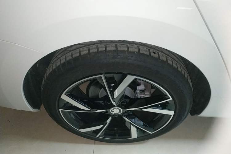 Used Skoda Octavia 2023 Facelifted PRO TSI280 Prestige Edition Right Rear Wheel Hub