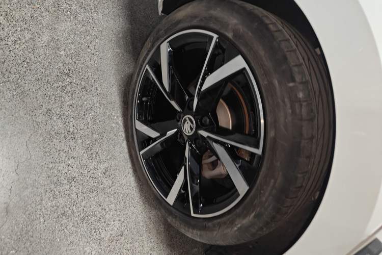 Used Skoda Octavia 2023 Facelifted PRO TSI280 Prestige Edition Right Rear Wheel Hub