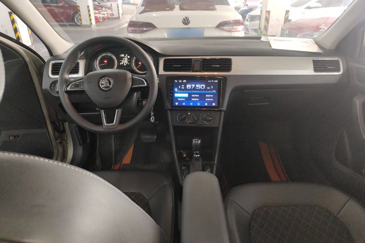 Used Skoda Rapid 2019 1.5L Automatic Comfort Edition China VI Standard Center Console