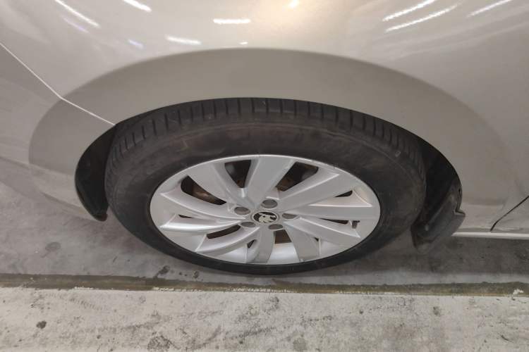 Used Skoda Rapid 2019 1.5L Automatic Comfort Edition China VI Standard Left Front Wheel Hub