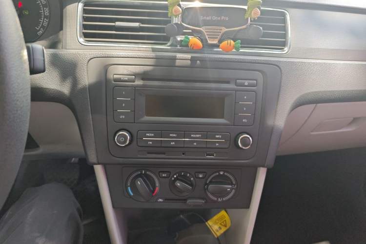 Used Skoda Rapid 2013 1.6L Automatic Smart Selection Model Audio And AC Panel