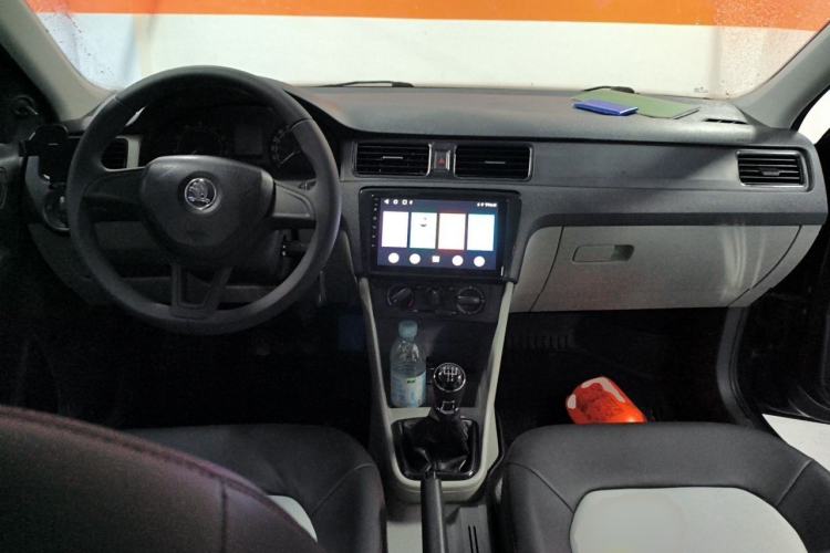 Used Skoda Rapid 2013 1.6L Manual Enjoyment Model Center Console